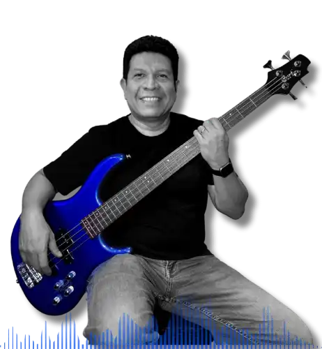 Cesar tocando Bajo
